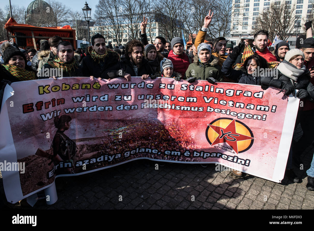 03 März 2018, Deutschland, Berlin: Menschen zur Teilnahme an einer Demonstration von türkischen Aggressionen in der syrischen Provinz Afrin, wo die Mehrheit der Bevölkerung kurdischen ausgelöst. Foto: Paul Zinken/dpa Stockfoto