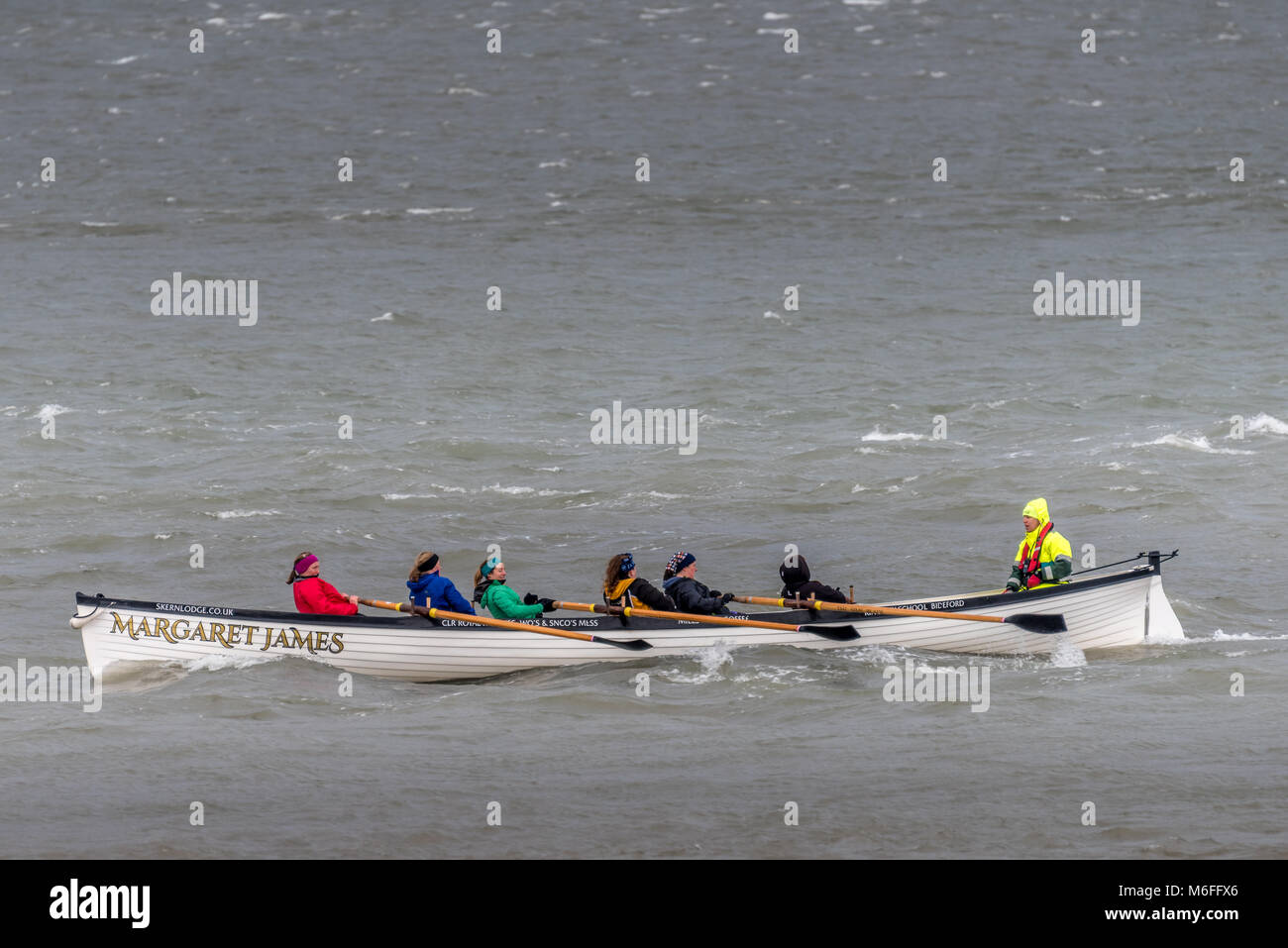 UK Wetter - Appledore Damen Gig Crew trotzen dem Kabbeligen Bedingungen auf dem Fluss Torridge nach Sturm Emma in North Devon. Stockfoto