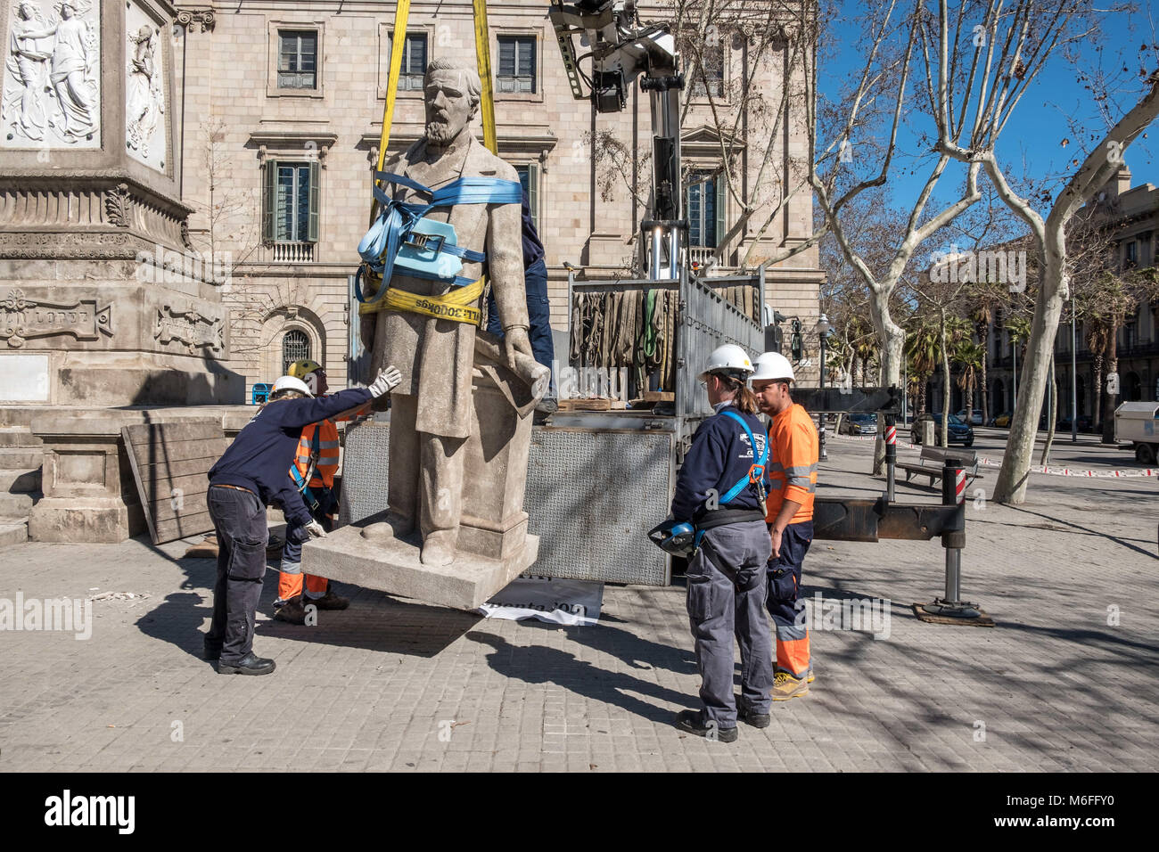 Barcelona, Katalonien, Spanien. 3 Mär, 2018. Das technische Personal der Stadtverwaltung von Barcelona gesehen Entfernen der Skulptur der Philanthrop und Sklavenhändler Antonio Lopez Marquis Comillas. Ab 2014 wird der OS Racisme Katalonien' vorgeschlagen, um die Änderung des Platzes name, populäre Organisationen zur Verteidigung der Rechte der Migranten wiederholt die Beseitigung des Denkmals angefordert haben. Credit: Paco Freire/SOPA Images/ZUMA Draht/Alamy leben Nachrichten Stockfoto