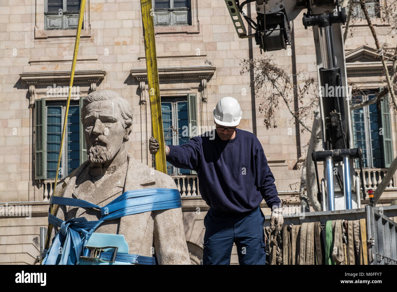 Barcelona, Katalonien, Spanien. 3 Mär, 2018. Das technische Personal der Stadtverwaltung von Barcelona gesehen Entfernen der Skulptur der Philanthrop und Sklavenhändler Antonio Lopez Marquis Comillas. Ab 2014 wird der OS Racisme Katalonien' vorgeschlagen, um die Änderung des Platzes name, populäre Organisationen zur Verteidigung der Rechte der Migranten wiederholt die Beseitigung des Denkmals angefordert haben. Credit: Paco Freire/SOPA Images/ZUMA Draht/Alamy leben Nachrichten Stockfoto