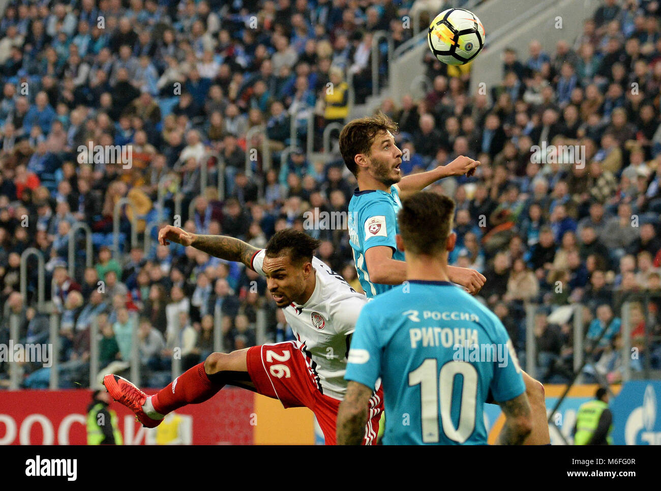 SAO PETERSBURGO, MO - 03.03.2018: ZENIT X AMKAR - Russland. St. Petersburg. März 3, 2018. Spieler Felisio AMKAR Brown Forbes und ZENIT Alexander Yerokhin (von links nach rechts) in einem Spiel der Russischen Fußball-Europameisterschaft zwischen der Zenit Teams (St. Petersburg) und Amkar (Perm). (Foto: Andrey Pronin/Fotoarena) Stockfoto