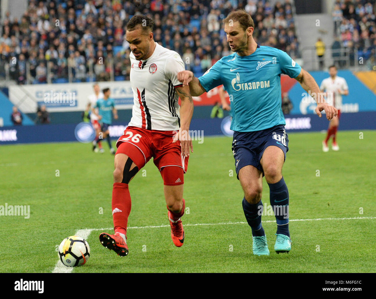 SAO PETERSBURGO, MO - 03.03.2018: ZENIT X AMKAR - Russland. St. Petersburg. März 3, 2018. Spieler Felisio AMKAR Brown Forbes und ZENIT Branislav Ivanovic (von links nach rechts) in einem Spiel der Russischen Fußball-Europameisterschaft zwischen der Zenit Teams (St. Petersburg) und Amkar (Perm). (Foto: Andrey Pronin/Fotoarena) Stockfoto