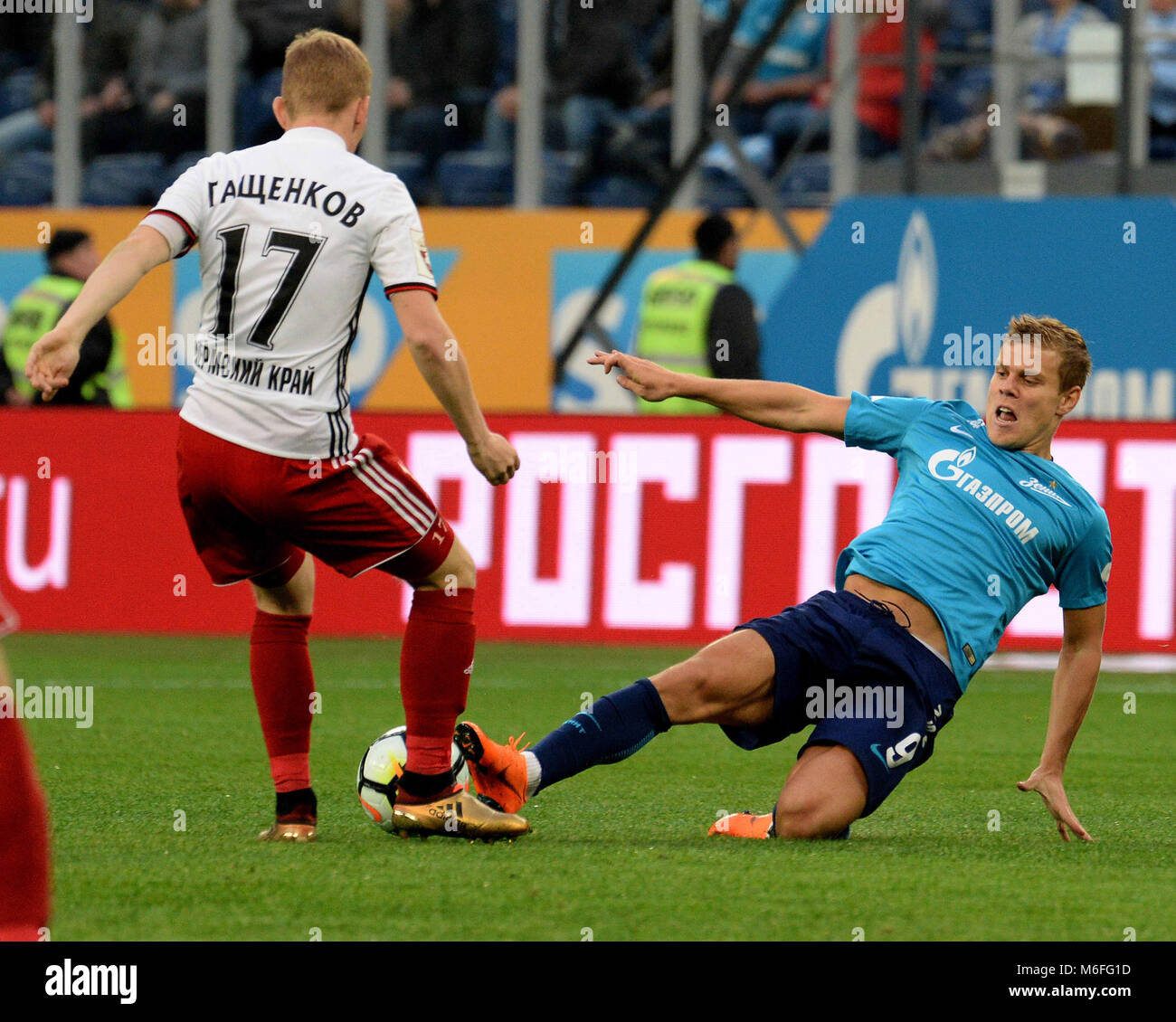 SAO PETERSBURGO, MO - 03.03.2018: ZENIT X AMKAR - Russland. St. Petersburg. März 3, 2018. Spieler AMKAR Michail Gashchenkov und ZENIT Alexander Kokorin (von links nach rechts) in einem Spiel der Russischen Fußball-Europameisterschaft zwischen der Zenit Teams (St. Petersburg) und Amkar (Perm). (Foto: Andrey Pronin/Fotoarena) Stockfoto