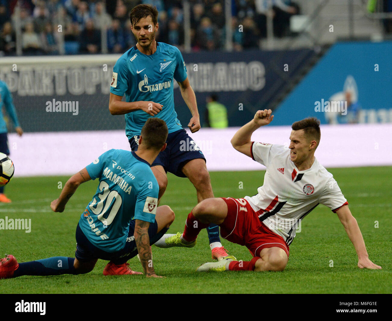 SAO PETERSBURGO, MO - 03.03.2018: ZENIT X AMKAR - Russland. Sankt Petersburg. März 3, 2018. Spieler "Zenmp; qmp; quot;Emanuel von Mammana; Alexander Erokhin und "Amkmp; qmp; quot; Alexander Ryazav (im Spiel der Meisterschaft von Russland nach links rto rechts) auf die Kugel betweenween Befehle "th&AMP;quot; (St. Petersburg) und "Amkar&qu (Perm). (S. (Foto: Andrey Pronin/Fotoarena) Stockfoto