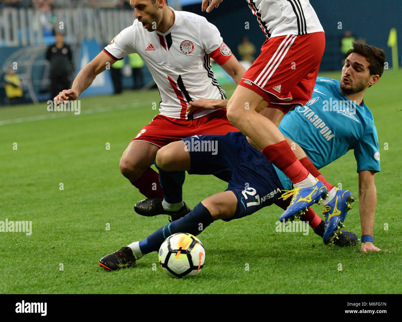 SAO PETERSBURGO, MO - 03.03.2018: ZENIT X AMKAR - Russland. St. Petersburg. März 3, 2018. Spieler AMKAR Petar Zanev und ZENIT Magomed Ozdoyev (von links nach rechts) in einem Spiel der Russischen Fußball-Europameisterschaft zwischen der Zenit Teams (St. Petersburg) und Amkar (Perm). (Foto: Andrey Pronin/Fotoarena) Stockfoto