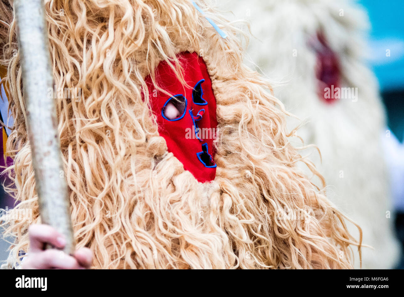 Benalmádena, Spanien. 3. März, 2018. Angesichts einer sidro, eine traditionelle Maske von Valdesoto (Asturien, Spanien), während Mazcaraes d'Iviernu, einer iberischen Maske Festival feierte am 3. März in Gijón, Asturien, Spanien 2018. Iberischen Masken oder Winter Masken sind traditionelle Feste der Stadt von Portugal und Spanien zum keltischen Kulten, wo die Menschen mit Masken, Felle und Lumpen getarnt sind miteinander verknüpft. © David Gato/Alamy leben Nachrichten Stockfoto