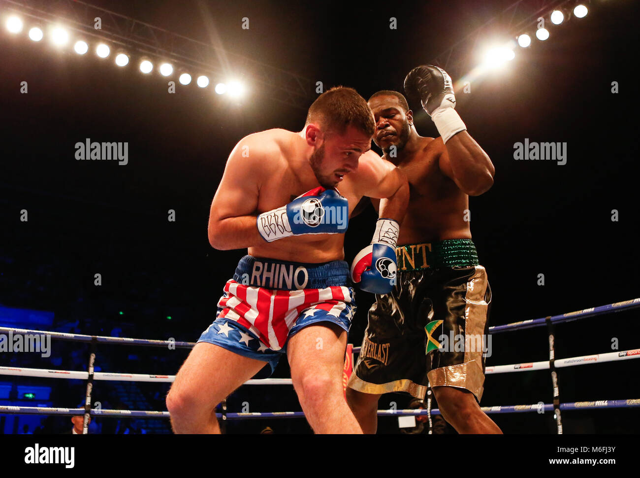 Sheffield, Großbritannien. 3. März, 2018. LENROY THOMAS (BLK/Gold und Grün Shorts) behält den Titel über DAVID ALLEN (Weiß/Rot/Blau Hose) nach einem zufälligen Zusammentreffen der Staats- und Regierungschefs in der 1. Runde für den Commonwealth Heavyweight Championship Titel auf der Matchroom Boxen zeigen an FlyDSA Arena, Sheffield Bild von Stephen Gaunt/Alamy Live News 03/03/2018 Stockfoto