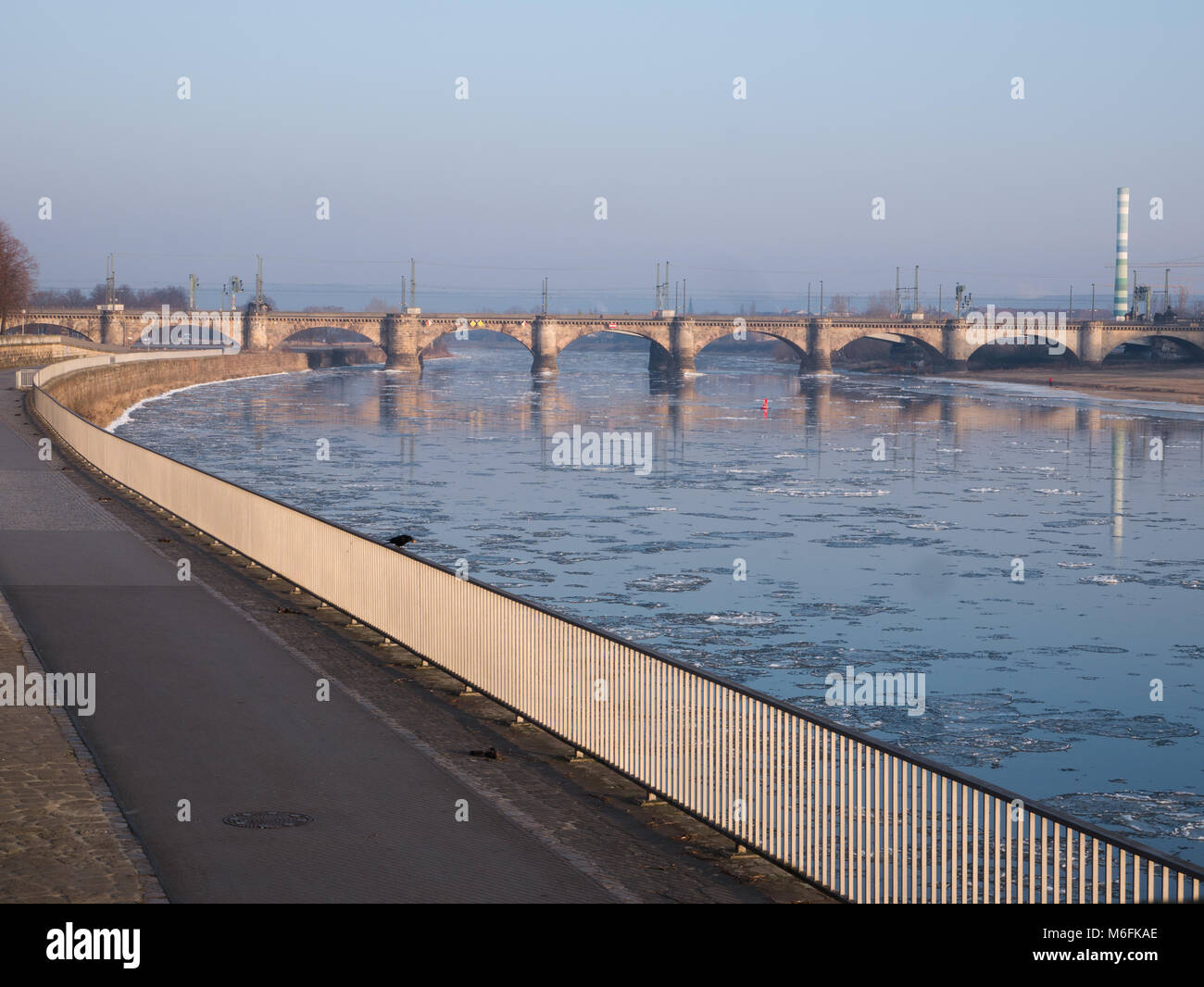 Dresden, Deutschland. 3. März, 2018. Blick auf die Marienbrücke und Elbe mit Blättern von Eis darin schwimmende. Wie aus einer Lage in der Nähe des Kongresszentrum in Dresden, Sachsen, Deutschland Credit gesehen: Krino/Alamy leben Nachrichten Stockfoto