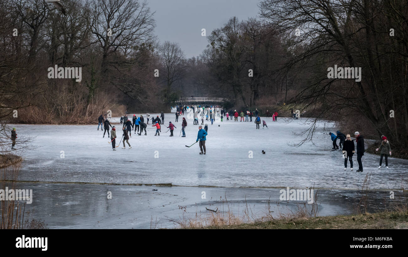 Dresden, Deutschland. 3. März, 2018. Menschen und Familien genießen die Gelegenheit, auf dem gefrorenen Carolasee Anfang März iceskate in Dresden, Sachsen, Deutschland Bild: Krino/Alamy leben Nachrichten Stockfoto