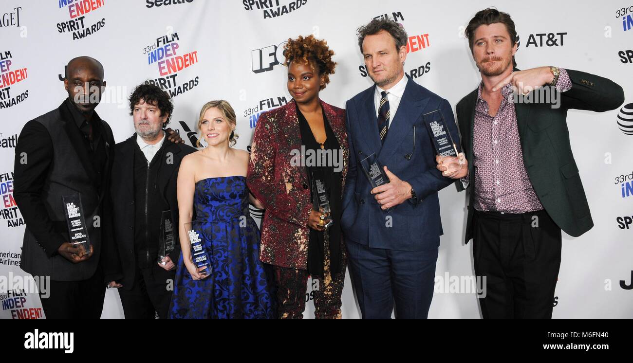 Santa Monica, CA. 3 Mär, 2018. Dee Rees, Billy Hopkins, Ashley Ingram, Rob Morgan, Jason Clarke, Garrett Hedlund in der Presse Raum für 2018 Film Independent Spirit Awards - Drücken Sie Zimmer, am Strand von Santa Monica, Santa Monica, CA März 3, 2018. Credit: Elizabeth Goodenough/Everett Collection/Alamy leben Nachrichten Stockfoto