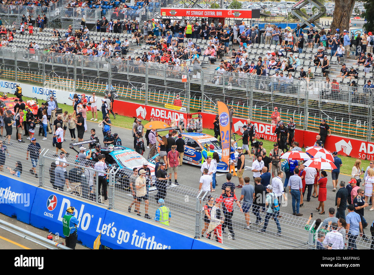 Adelaide Australien. 4. März 2018. Menschenmassen versammeln sich auf der Rennstrecke Raster vor Beginn der Jungfrau Supercar Meisterschaft Rennen am letzten Tag der Adelaide 500 motorsport Rennen Credit: Amer ghazzal/Alamy leben Nachrichten Stockfoto