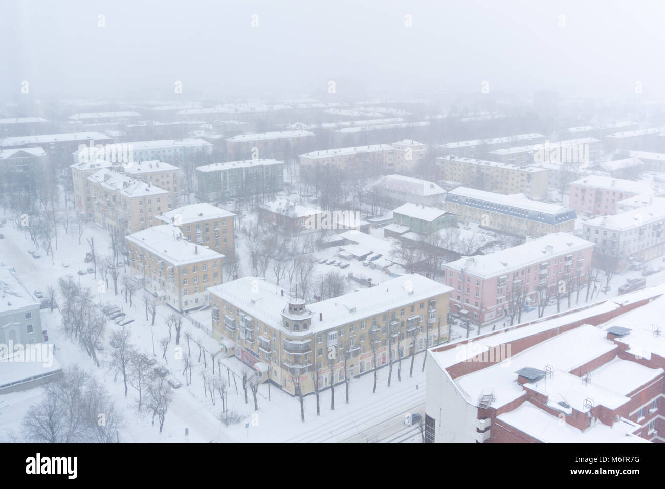 PERM, Russland - MÄRZ 02, 2018: Die Stadt Bausteine während einem Schneefall, Auge des Vogels Ansicht Stockfoto