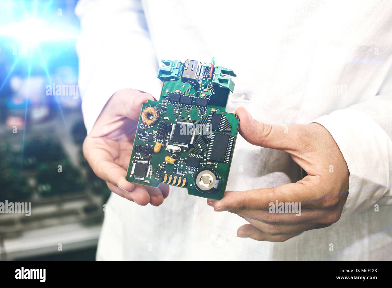 Zukunft Technik Konzept der Hochtechnologie und der Robotik. Der Techniker bringt ein Computer Board. Ersatzteile und Komponenten für die EDV-Ausstattung. Herstellung von Elektronik und Wartung. Stockfoto