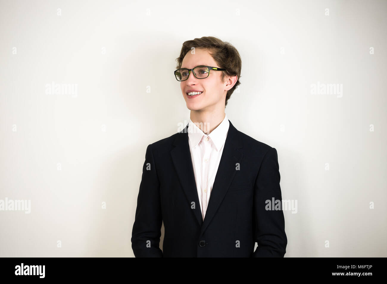 Junge erfolgreiche und selbstbewusste Business männliche Person lächelnd und glücklich. Stockfoto