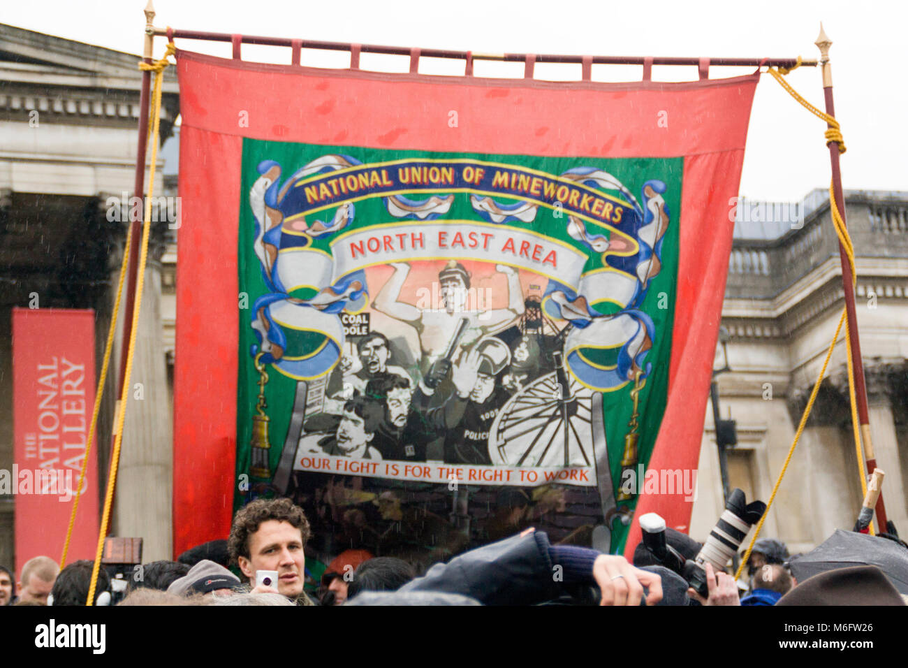 Die Menschen feiern den Tod von Margret Thatcher in Trafalgar Square. London, England, UK; Stockfoto