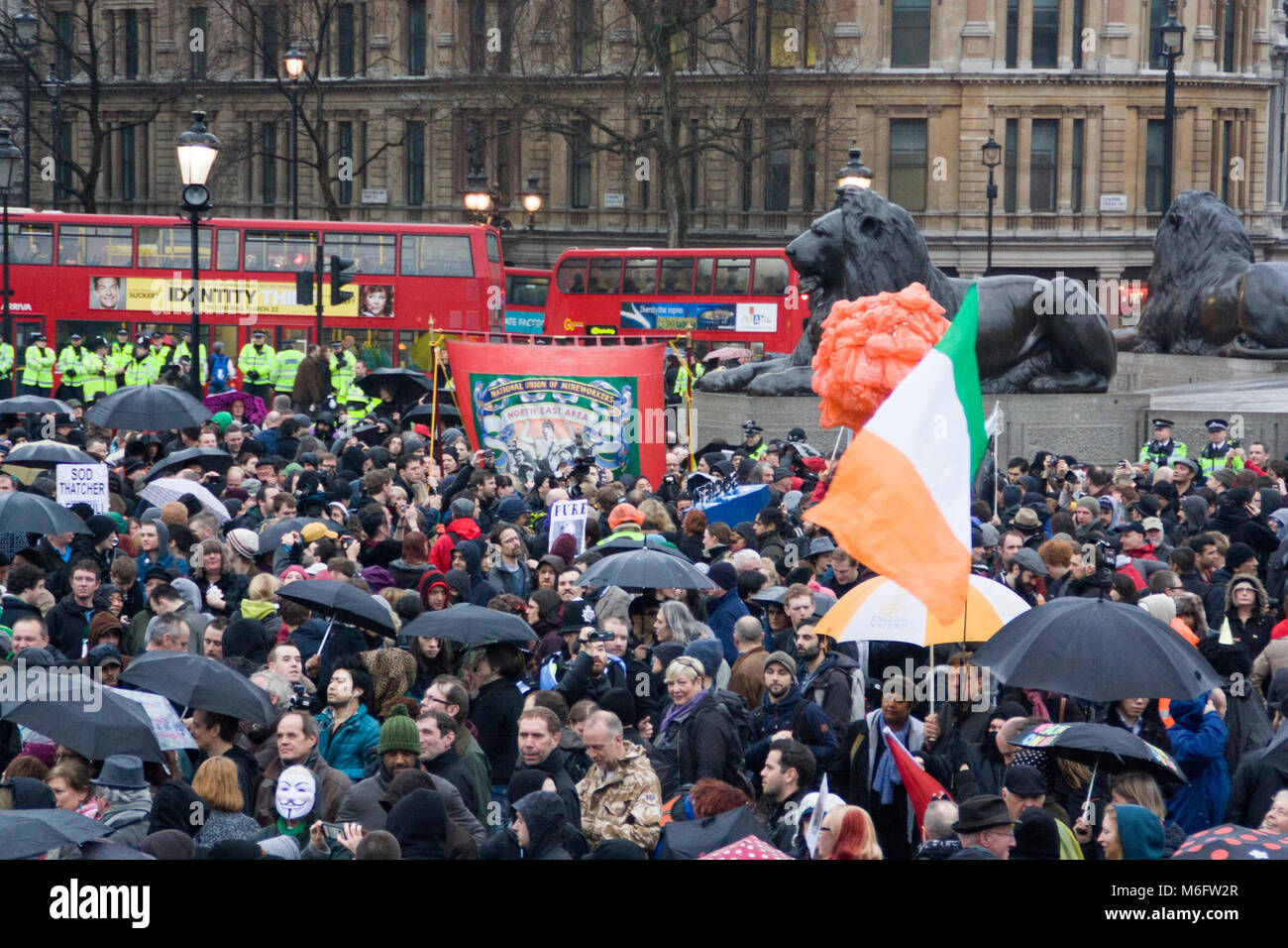 Die Menschen feiern den Tod von Margret Thatcher in Trafalgar Square. London, England, UK; Stockfoto