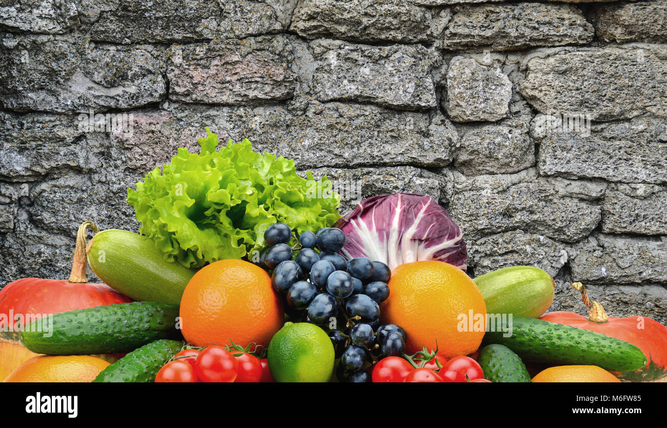 Sammlung Gemüse und Früchte im Hintergrund dunkel Steinmauer im Vintage Style. Platz kopieren Stockfoto