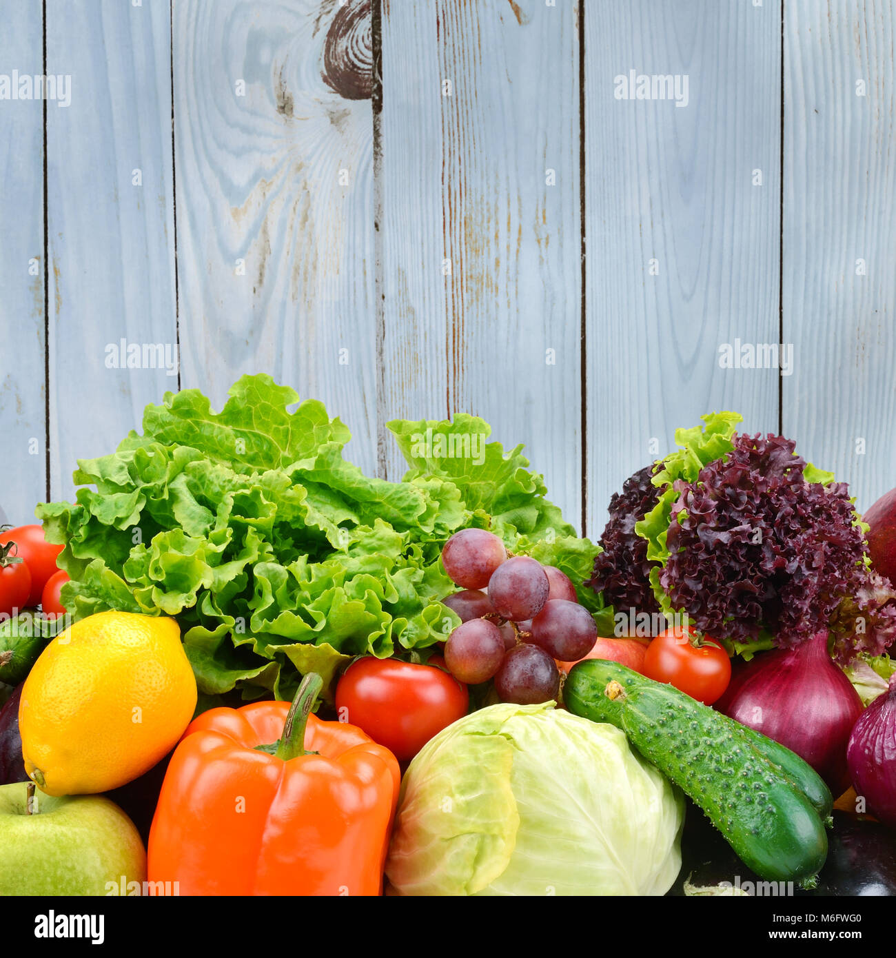 Gemüse und Obst auf hellblau Holz Wand Hintergrund. Gesunde Lebensmittel. Stockfoto