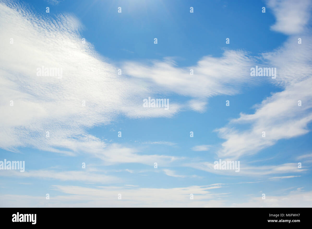 Weiße Wolken durch die helle Sonne beleuchtet. Platz kopieren Stockfoto