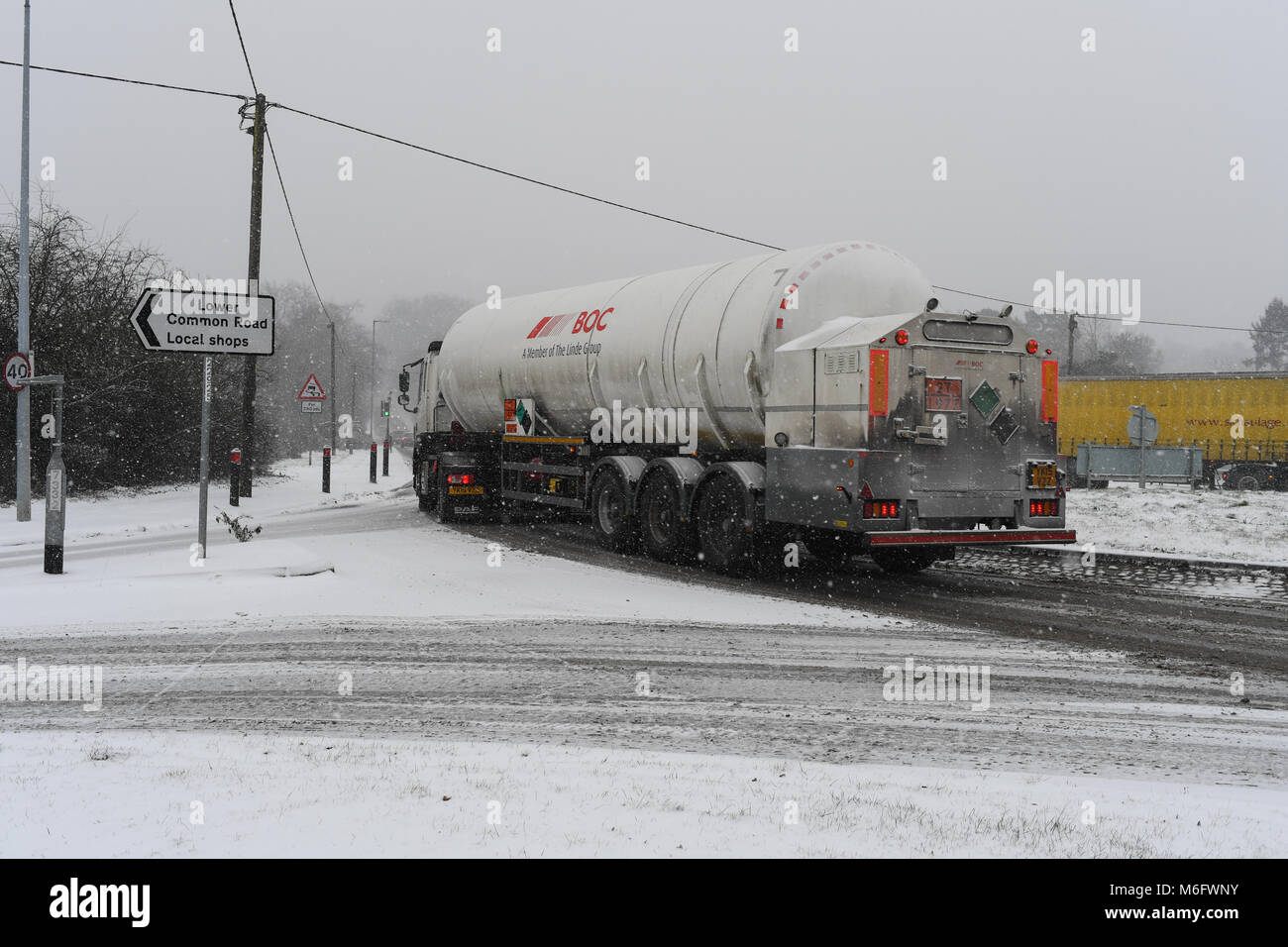 Ein BOC Tanker, die gefährliche Ladung auf einem Schnee ein 36 in tückischen Bedingungen fallen nach Schnee Sturm. Stockfoto