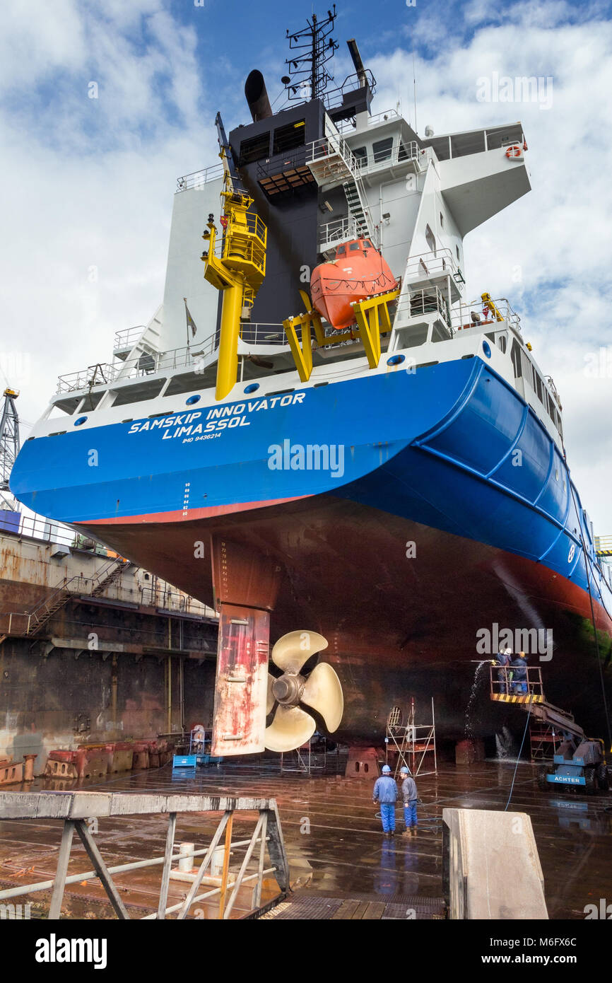 ROTTERDAM, Niederlande - Sep 5, 2015: Arbeitnehmer am Arbeitsplatz Dock in einem Schiff reparieren Trockendock. Stockfoto