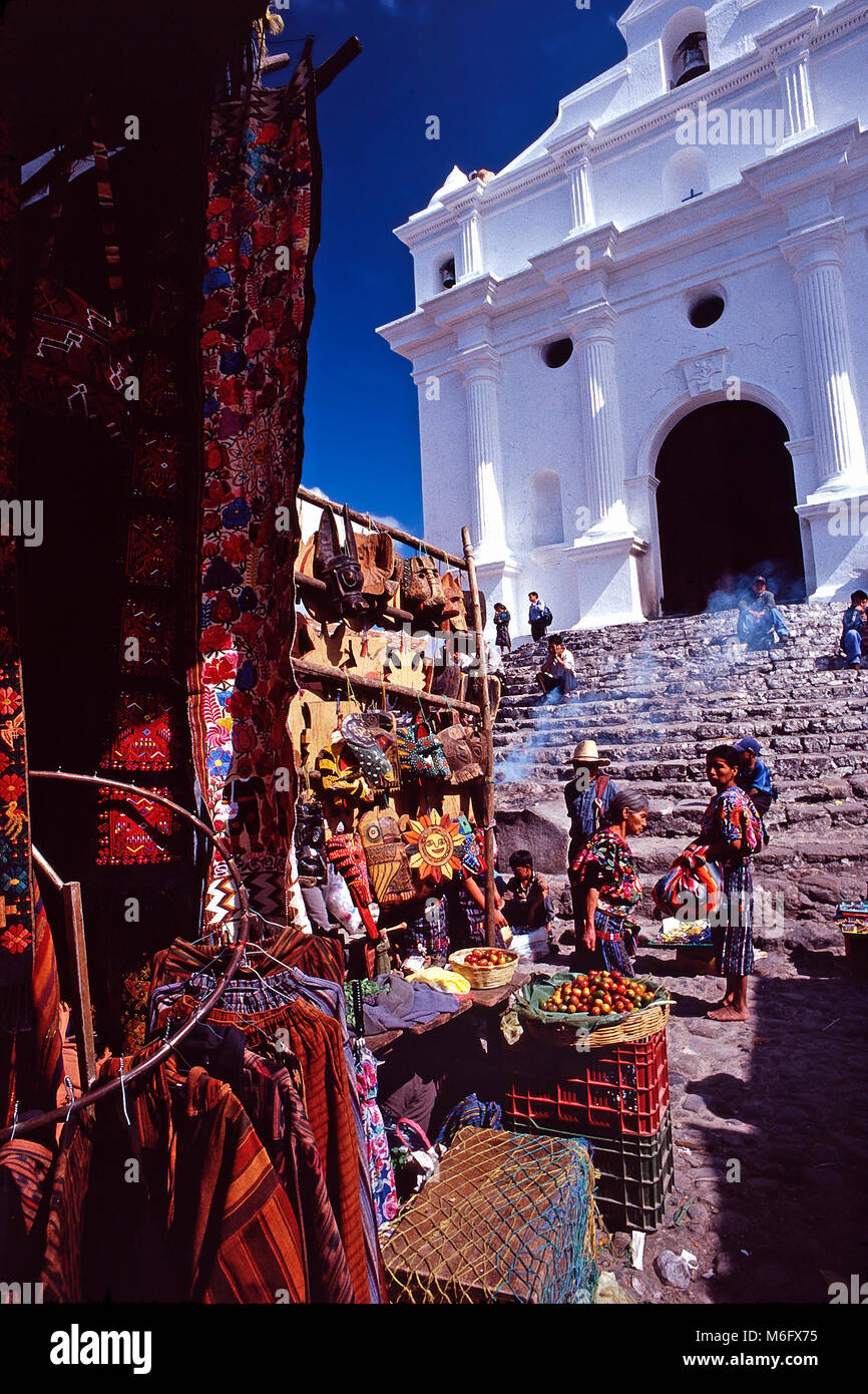 Kunsthandwerk auf Anzeige, Iglesia de Santo Tomas, Chichicastenango, Guatemala Stockfoto