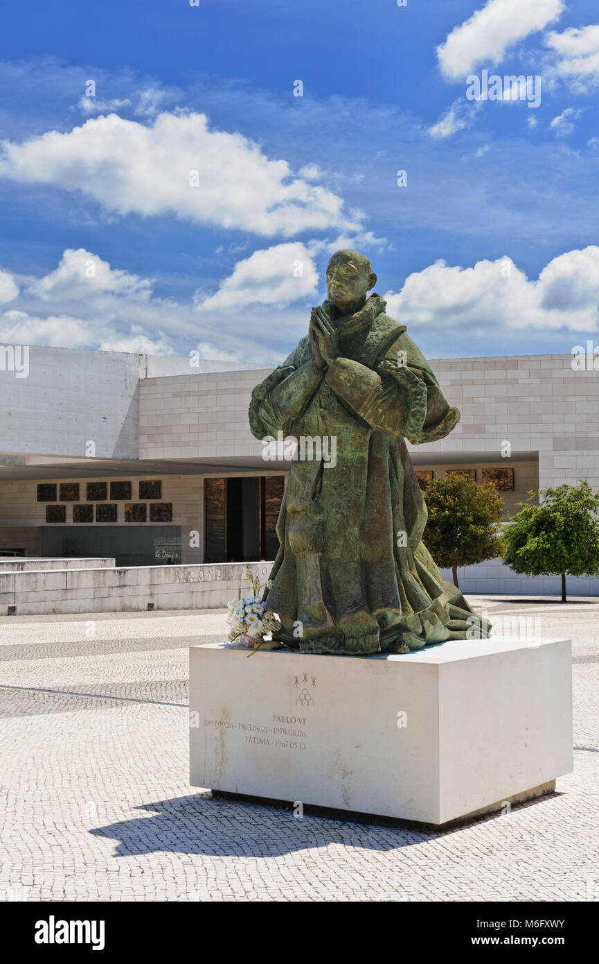 Die Statue der kniende Papst VI im Heiligtum von Fátima, auch als Heiligtum Unserer Lieben Frau von Fatima, Portugal bekannt Stockfoto