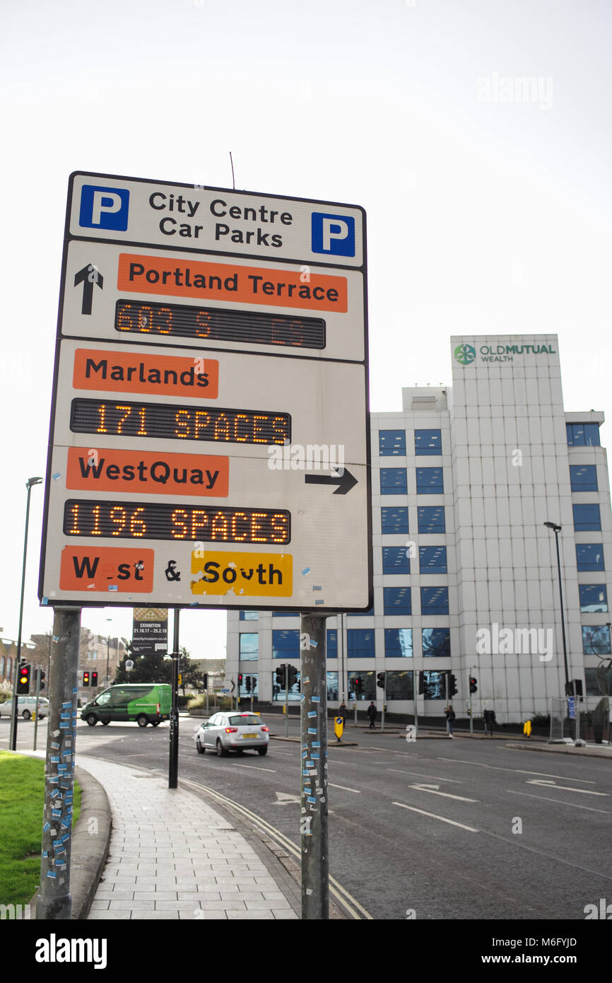Eine elektronische city center Parkplätze Verfügbarkeit Zeichen in Southampton, England. Stockfoto