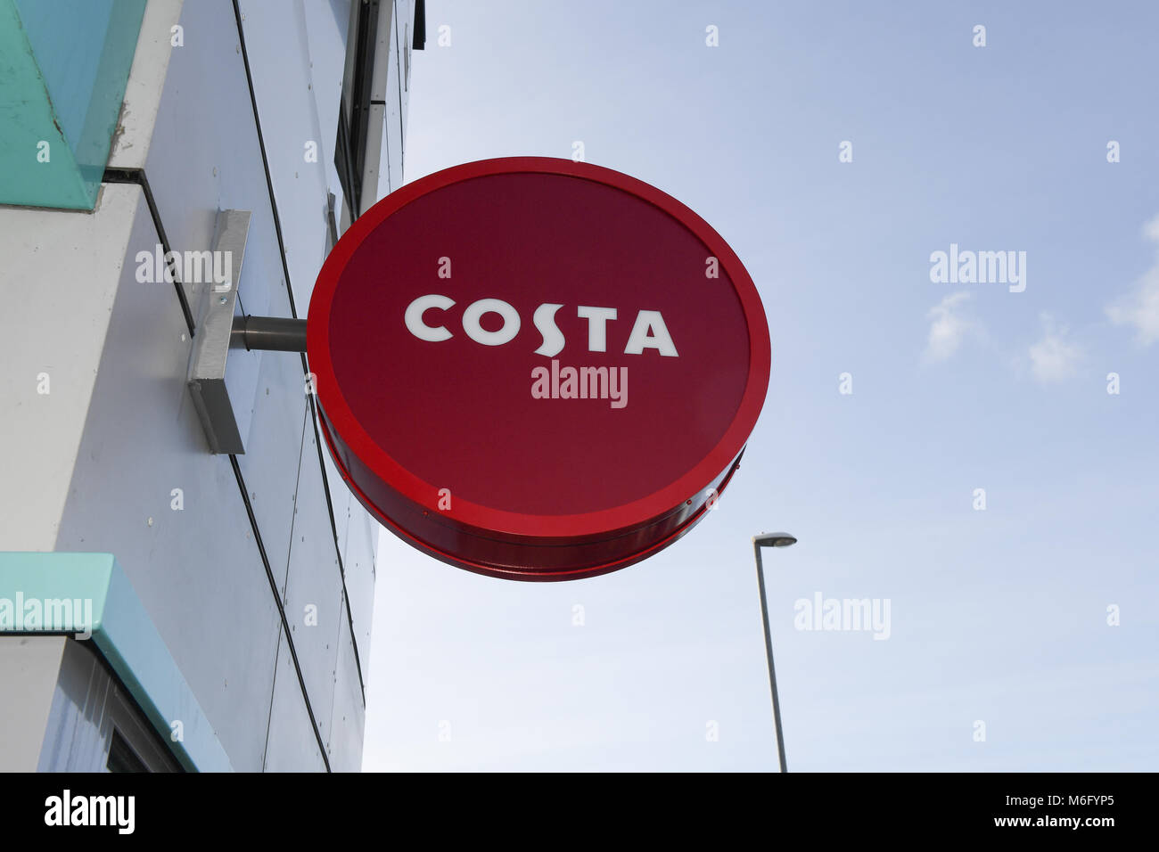 Costa Coffee logo montiert circler Zeichen Gebäude außerhalb der neue Shop im Hilsea Portsmouth Hampshire England befestigt. Stockfoto