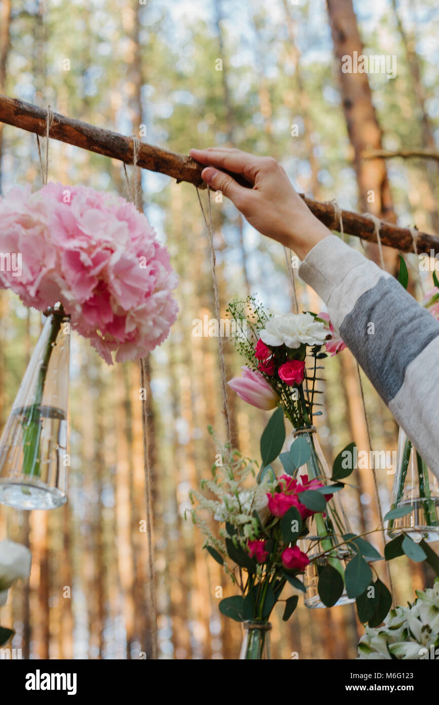 Der Dekorateur arbeitet. Hochzeit Blumen Dekoration Bogen in den Wald. Die Idee einer Hochzeit Blume Dekoration. Stockfoto