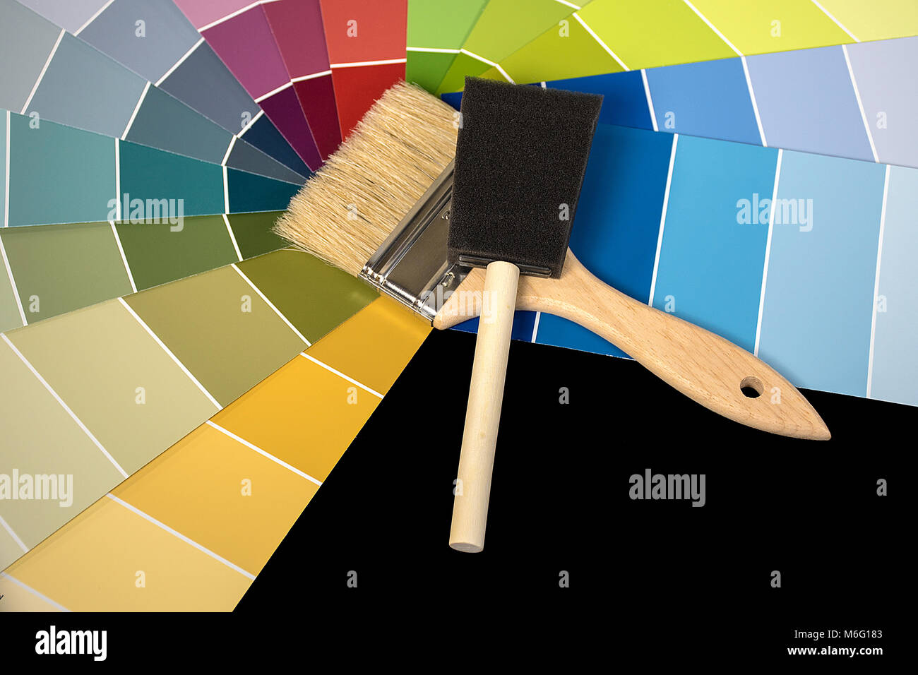 Schaum Bürsten und Pinsel Werkzeuge auf bunte Farbe Späne Stockfoto