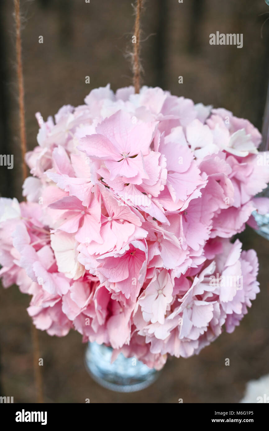 Hochzeit Blumen Dekoration Bogen in den Wald. Die Idee einer Hochzeit Blume Dekoration. Stockfoto