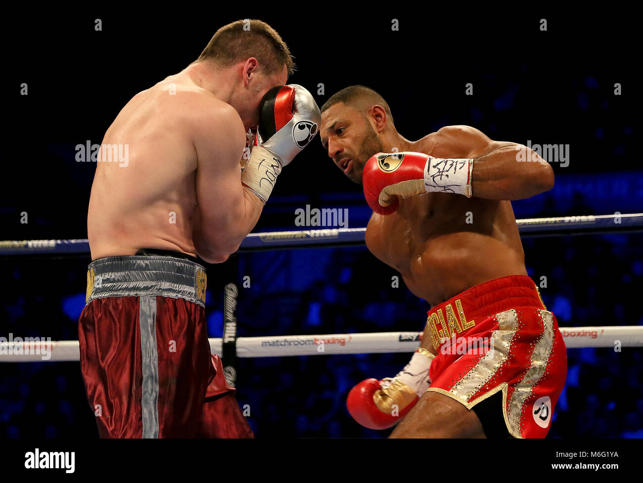 Kell Brook (links) in Aktion gegen Sergey Rabchenk in ihrer Super-Welterweight Wettbewerb an der FlyDSA Arena, Sheffield. Stockfoto