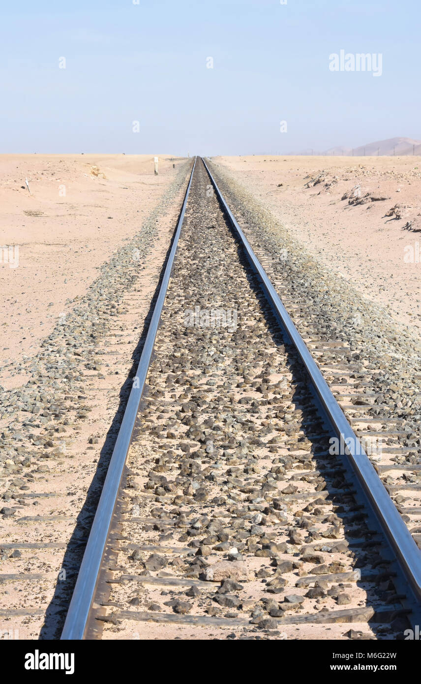 Eine isolierte Railroad in der Wüste zwischen Walvisbay und Swakopmund in Namibia Südafrika Stockfoto