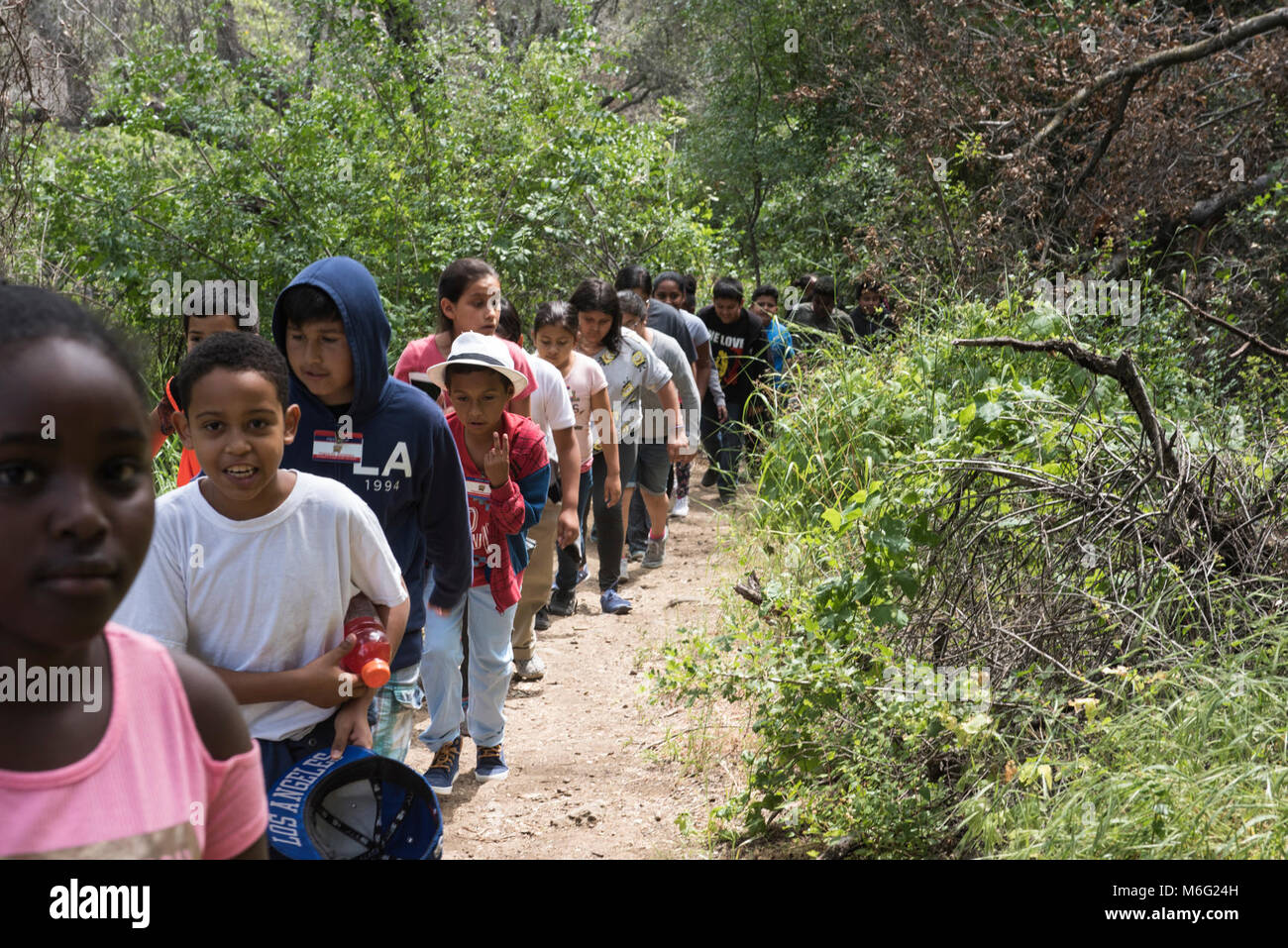 Jedes Kind in einem Park Programm bei Peter Strauss Ranch. Vierte - Schüler vom Los Angeles Unified School District in einem jeden Kind im Park Programm bei Peter Strauss Ranch teilzunehmen. Die Schüler gelernt, wie Sie ein Zelt, identifizieren Sie die heimische Tierwelt, machen Sie eine abalone Halskette im chumasch Tradition, und für eine belebende Wanderung gehen! Stockfoto