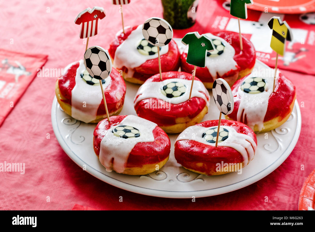 Kindergeburtstag Fußball Thema. Donuts verziert mit Fußbällen und team  Kleider auf Zahnstocher Stockfotografie - Alamy