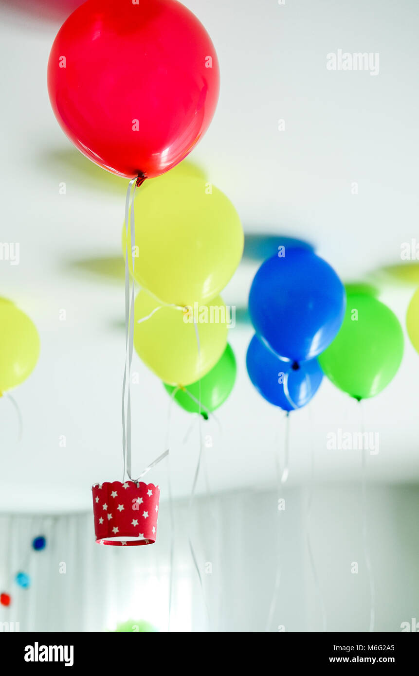 Mehrfarbige Kindergeburtstag Rainbow Motto. Bunte Ballons an der Decke wie  Heißluftballons dekoriert fliegen Stockfotografie - Alamy