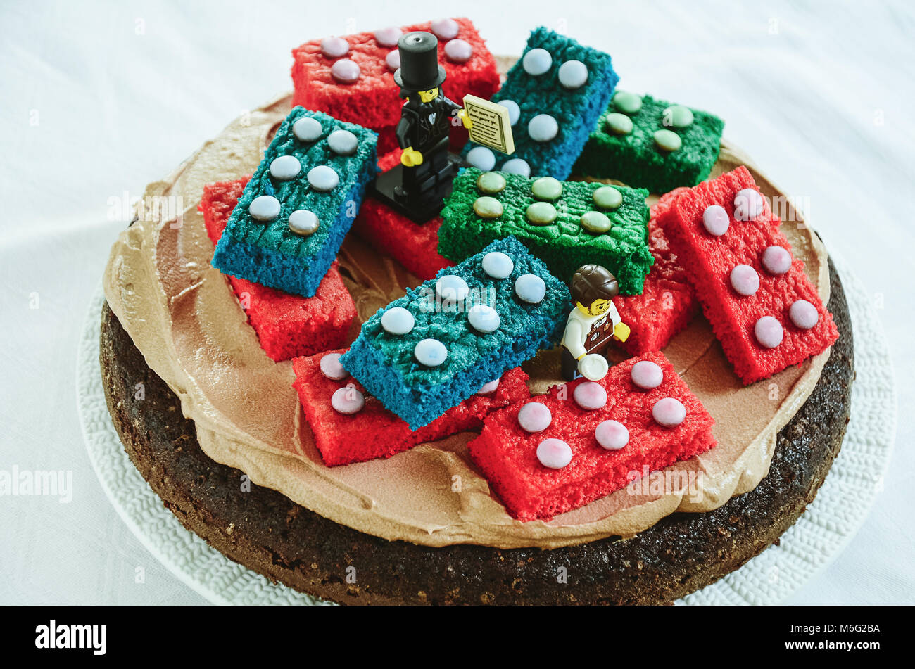 St. Margrethen SG, Schweiz - 3. Juli: Schokoladenkuchen mit essbaren LEGO  Steine für Kinder LEGO Geburtstagsparty Am 3. Juli themed, 2014 in St. M  eingerichtet Stockfotografie - Alamy