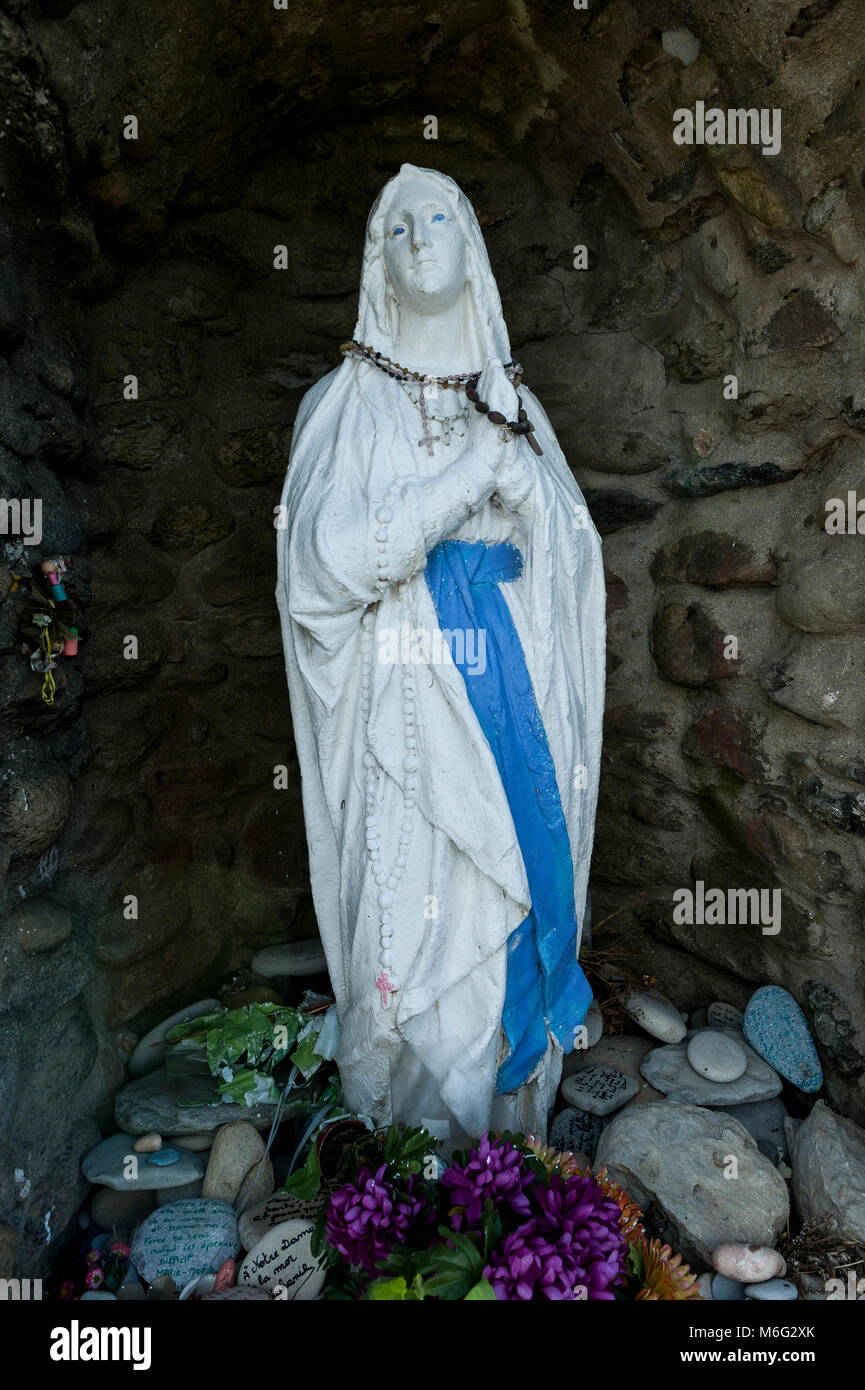 Statue der Jungfrau Maria, Mutter in der Höhle bei Ambleteuse gesegnet Stockfoto