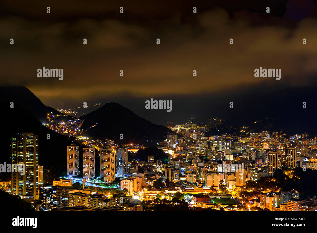 Nacht Blick von oben in der Nachbarschaft Botafogo in Rio de Janeiro mit den Lichtern der Stadt, die Hügel und die Slums beleuchtet in einer Sommernacht Stockfoto