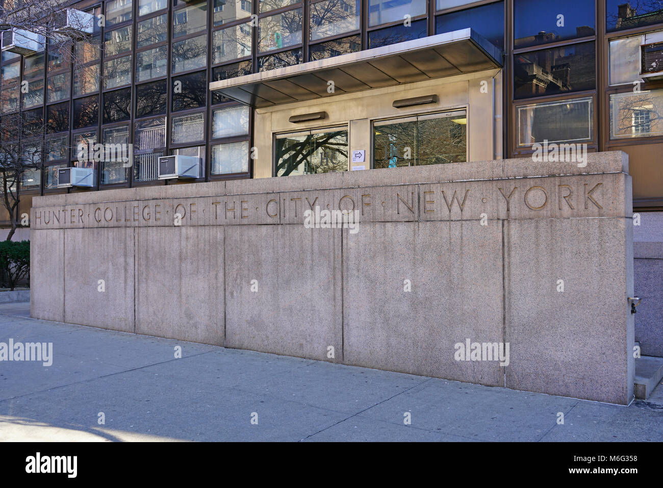 Außenansicht des Hunter College, ein konstituierendes College der City University von New York, in die Lenox Hill Viertel von Manhattan Stockfoto