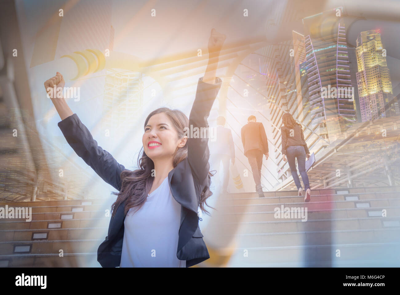 Doppelt belichtete Bild von Business lächelnde Frau mit Waffen bis Feiern auf unscharfen Stadt Hintergrund. Geschäftlicher Erfolg Konzept. Stockfoto