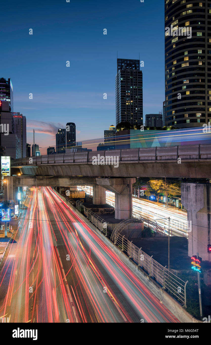 BANGKOK, THAILAND - 03. MÄRZ 2018: Leichte Wanderwege der Bangkok street light unter dem Chong Nonsi Skywalk. Stockfoto