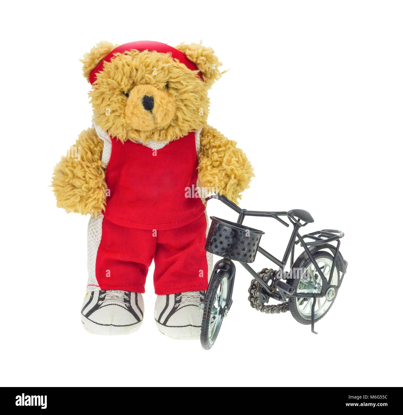 Die braunen Teddybär trägt Rot sport Tuch, weiße Schuhe und schwarzen Bikes. Bereiten Sie ein Radfahrer zu sein. Stockfoto