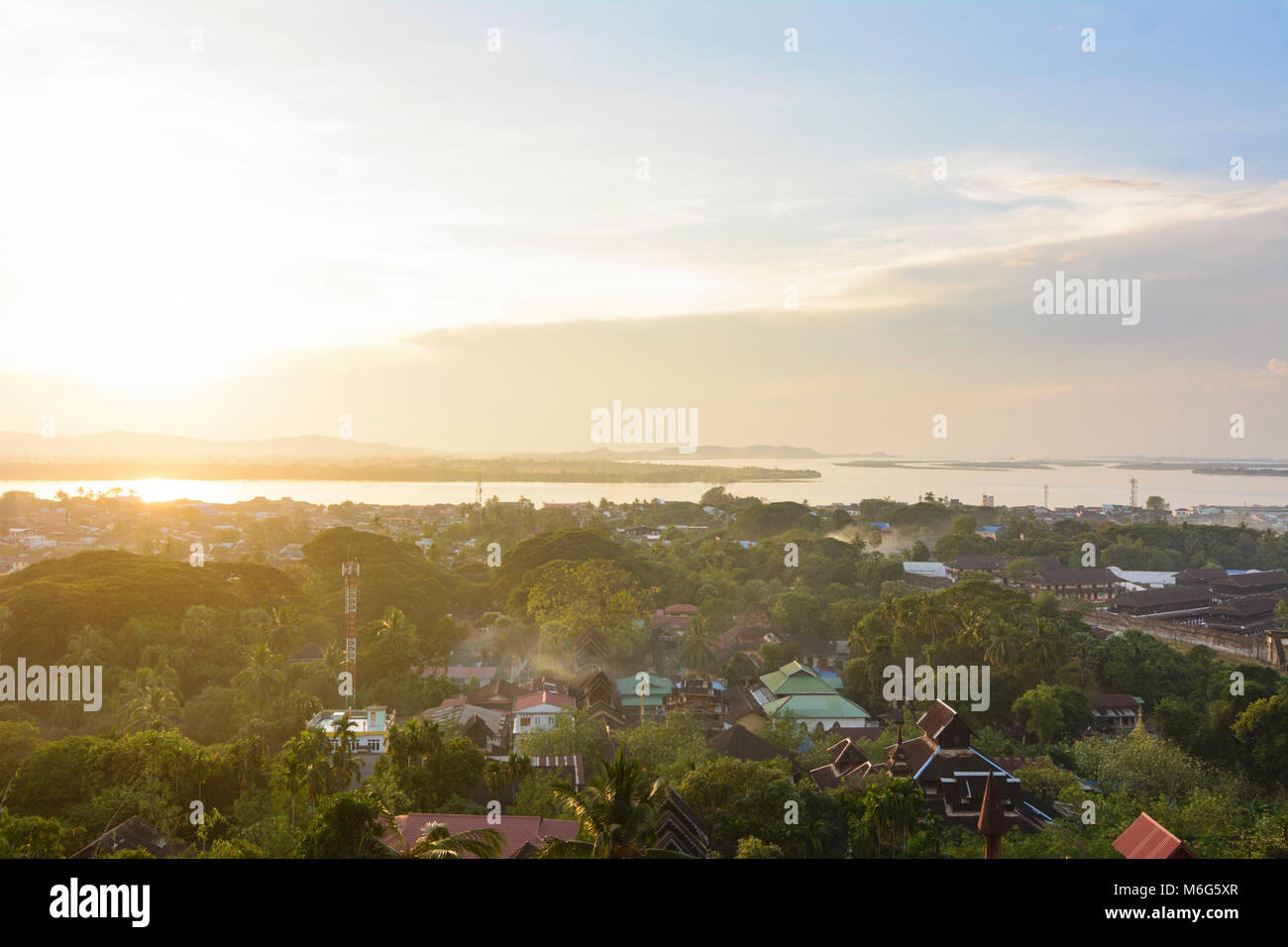 Mawlamyine, Mawlamyaing (moulmein): Blick auf die Stadt und das Meer von der Terrasse der kyaik als Lan (Kyaikthanlan) Paya Pagode, (von Rudyard Kipling Gedicht), Mon Stockfoto