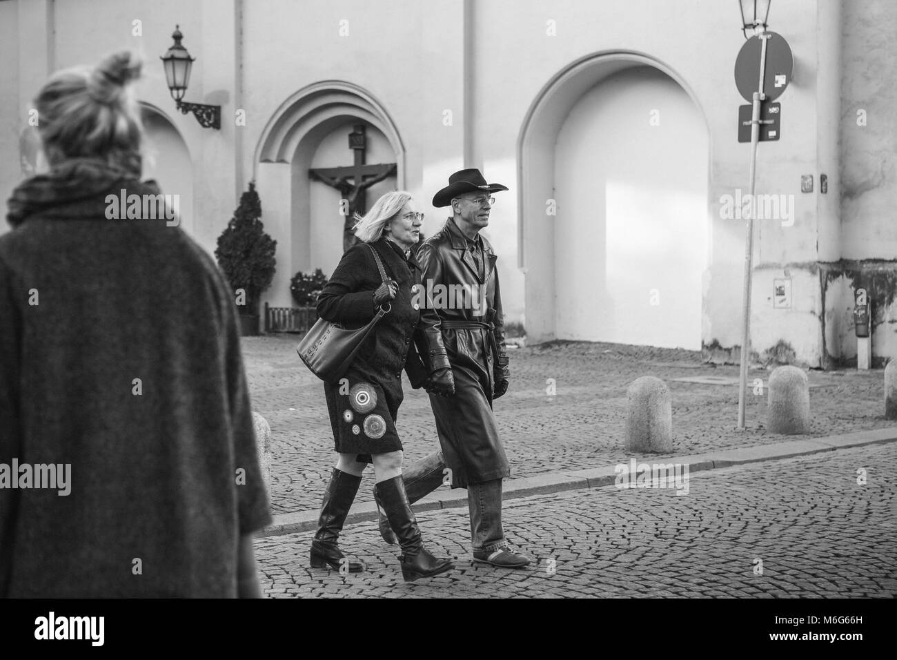 München, 29. Oktober 2017: Stilvolle Lächeln ältere Paare in der Liebe, Wandern und halten sich an den Händen Stockfoto