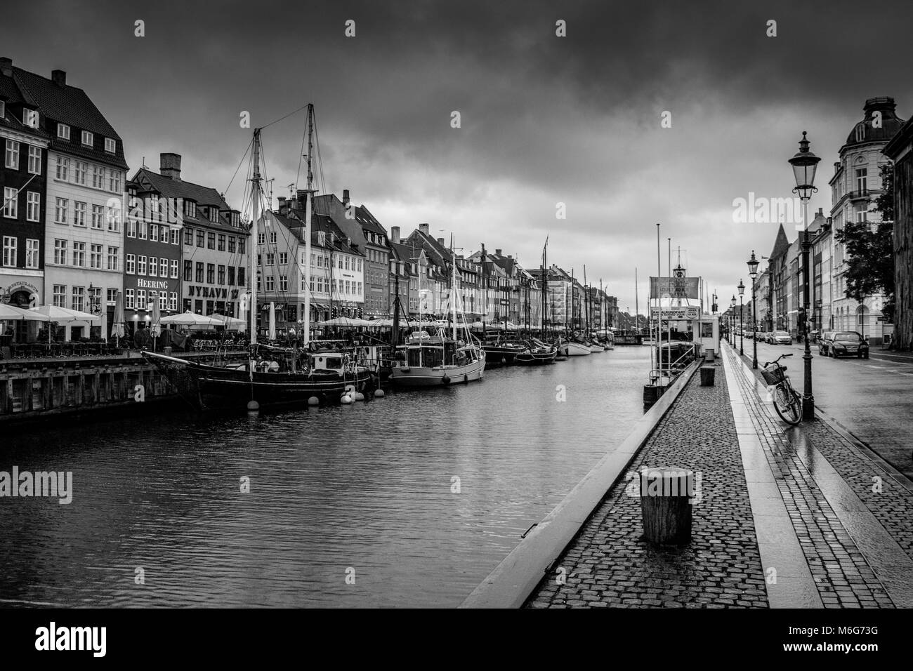 Nyhavn Bereich während einer morgendlichen Regen in Kopenhagen. Stockfoto