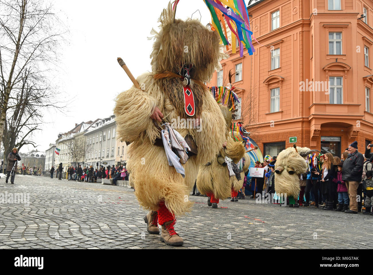 Ljubljana, Slowenien - 10. Februar 2018 - Karneval auf sprach Samstag mit traditionellen Figuren, als kurent oder korent in Ljubljana, Sl bekannt Stockfoto