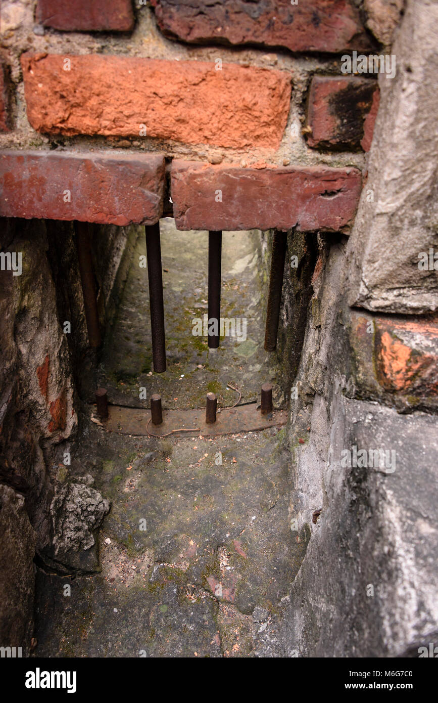 Abwasserrohr mit geschliffenen Stahl zeigen, wie manche Häftlinge verwaltet von Hỏa Lò Gefängnis in Hanoi, Vietnam zu entkommen Stockfoto