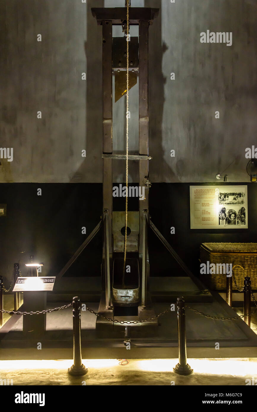 Guillotine auf Anzeige an Hỏa Lò Gefängnis, von französischen Kolonisten verwendet politischen Gefangenen in Hanoi, Vietnam auszuführen Stockfoto